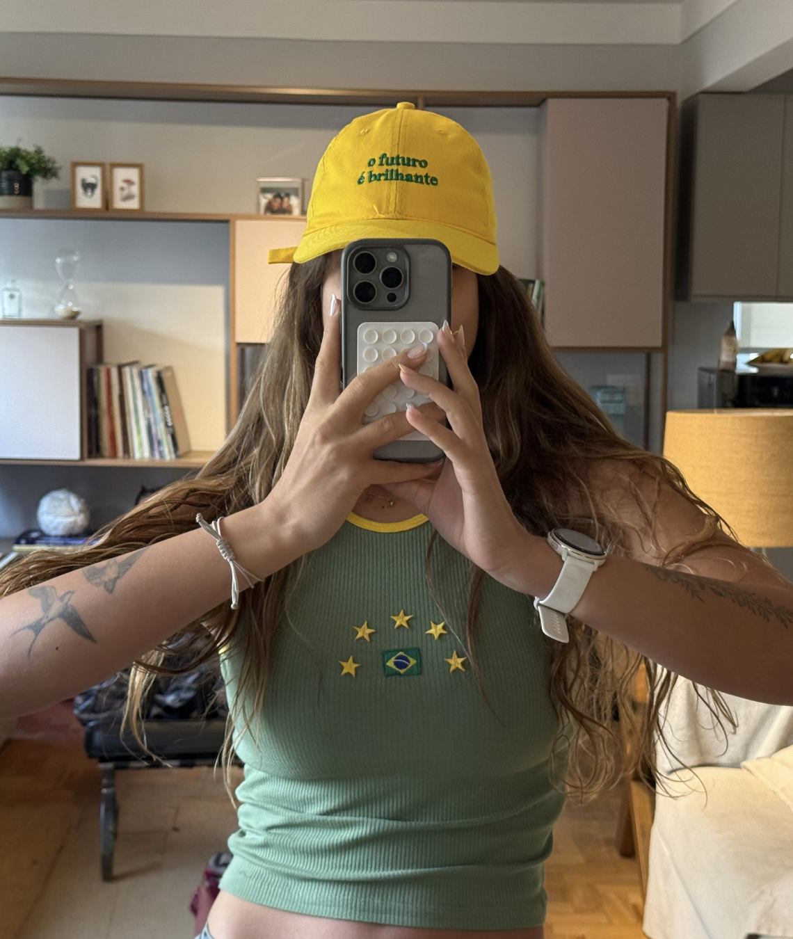 boné amarelo